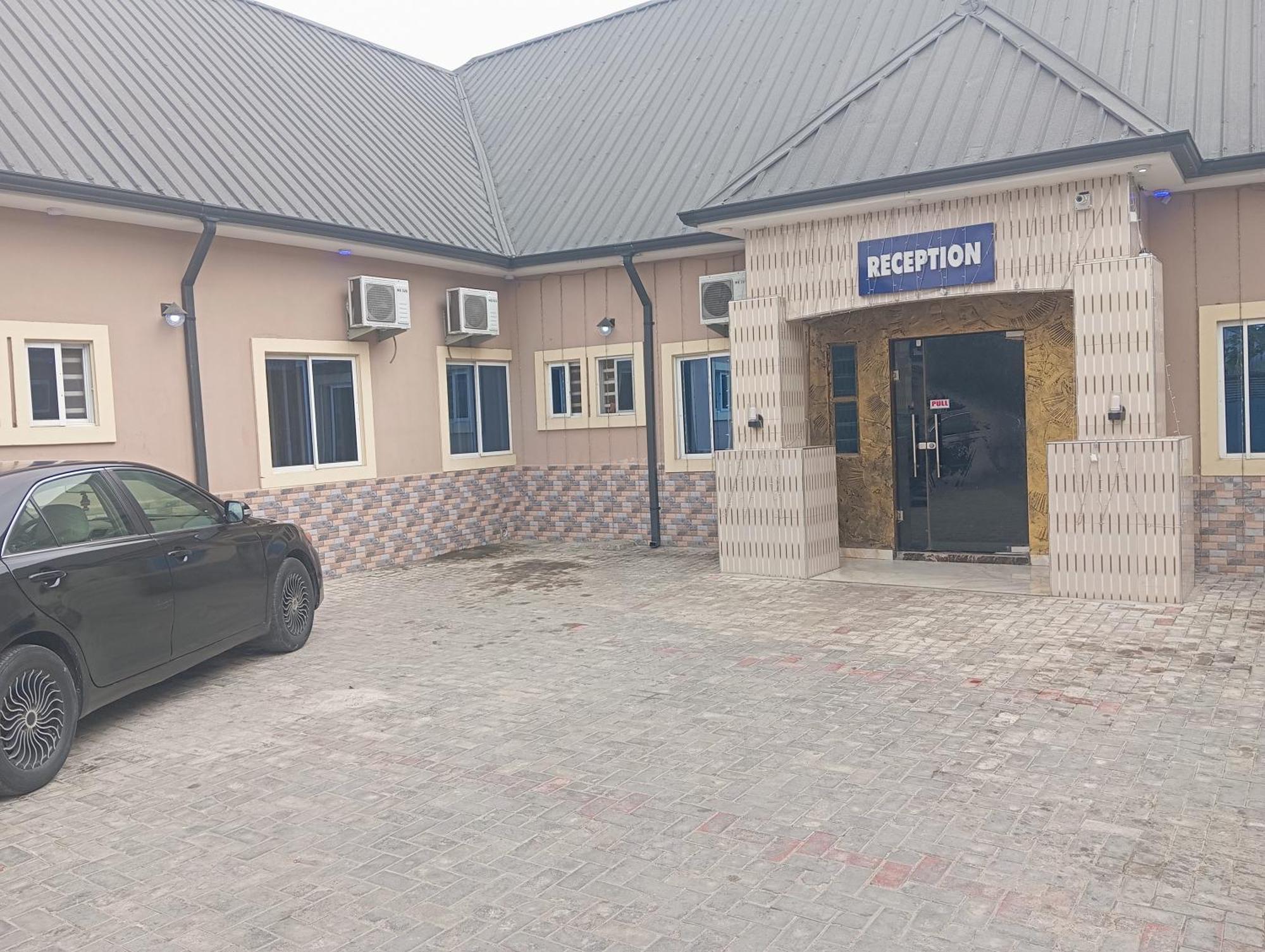 Charles Groove Hotel & Suit Port Harcourt Buitenkant foto